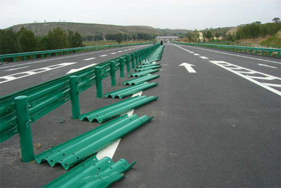 承德波形护栏的维护与管理确保道路安全的关键步骤